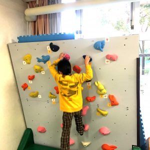 東京都江戸川区放課後等デイサービスのボルダリング